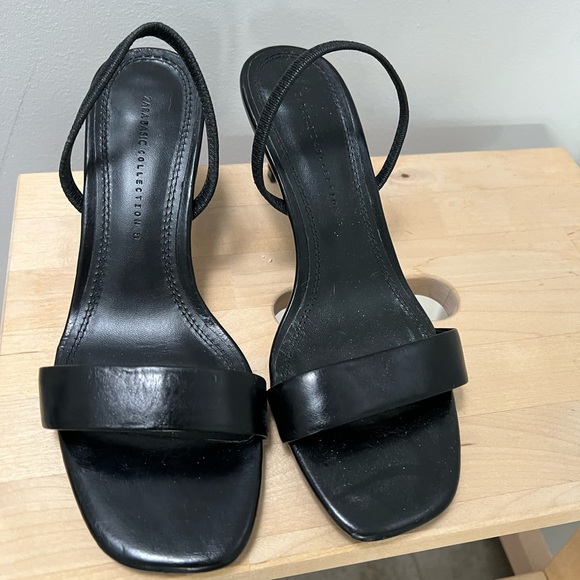 Zara size 39 black sandal with elastic heel strap - Picture 2 of 3